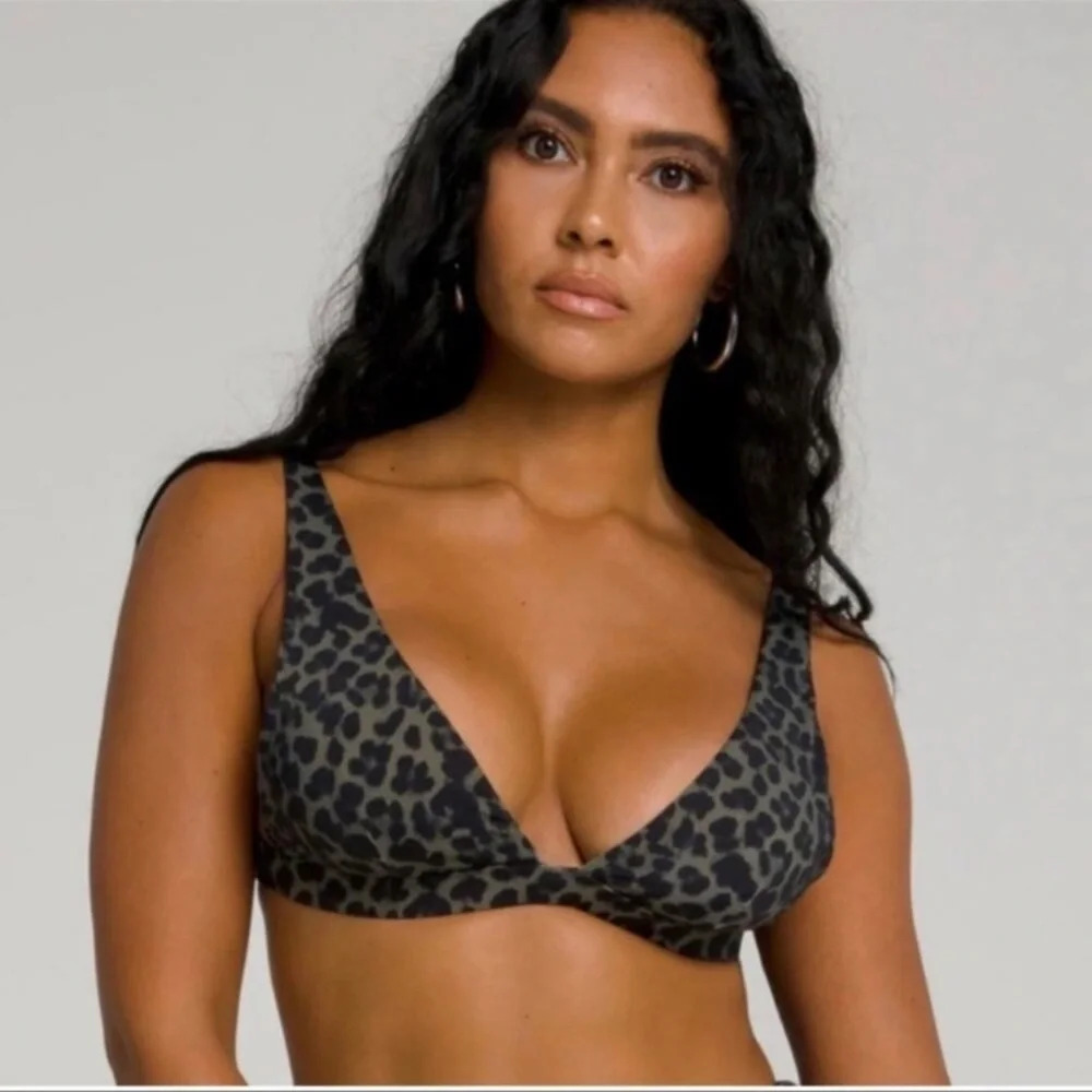 Good American Leopard Print Bikini Top in Black and Gray